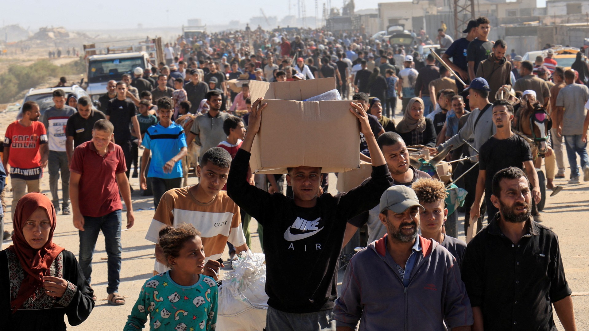 الفلسطينيون الذين يسعون للحصول على مساعدة من موقع توزيع الإغاثة التي تديرها مؤسسة غزة الإنسانية المدعومة من الولايات المتحدة ، في رفه ، في قطاع غزة الجنوبي ، 27 مايو 2025 (رويترز)